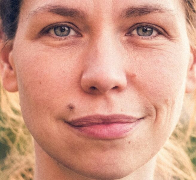 Une jeune femme magnifique illuminée par son grain de beaute